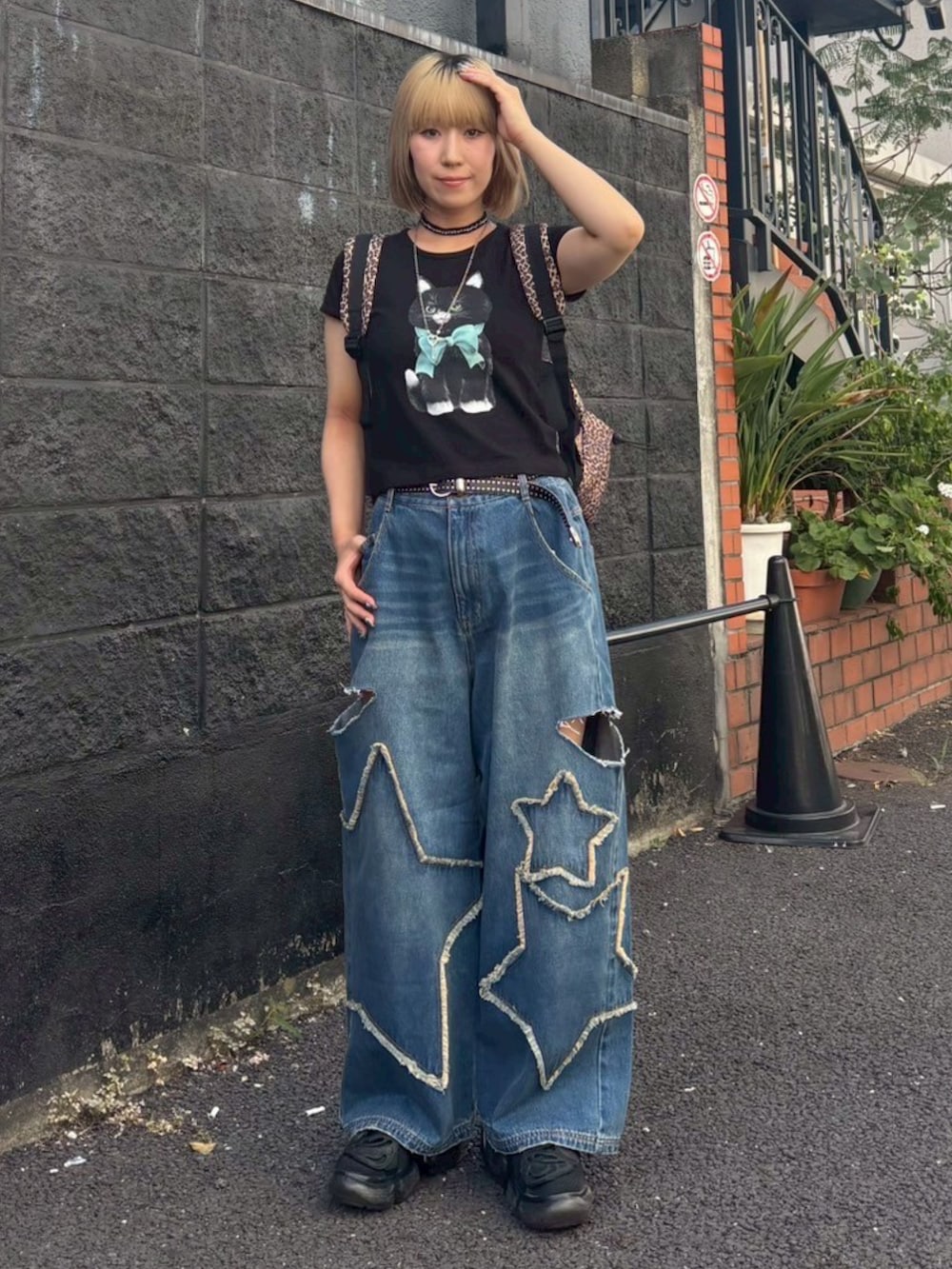 その他のバックパック/リュック、ブルー系のデニムパンツ、ブラック系のTシャツ/カットソーを着用したレディースの夏コーディネートの2枚目の写真