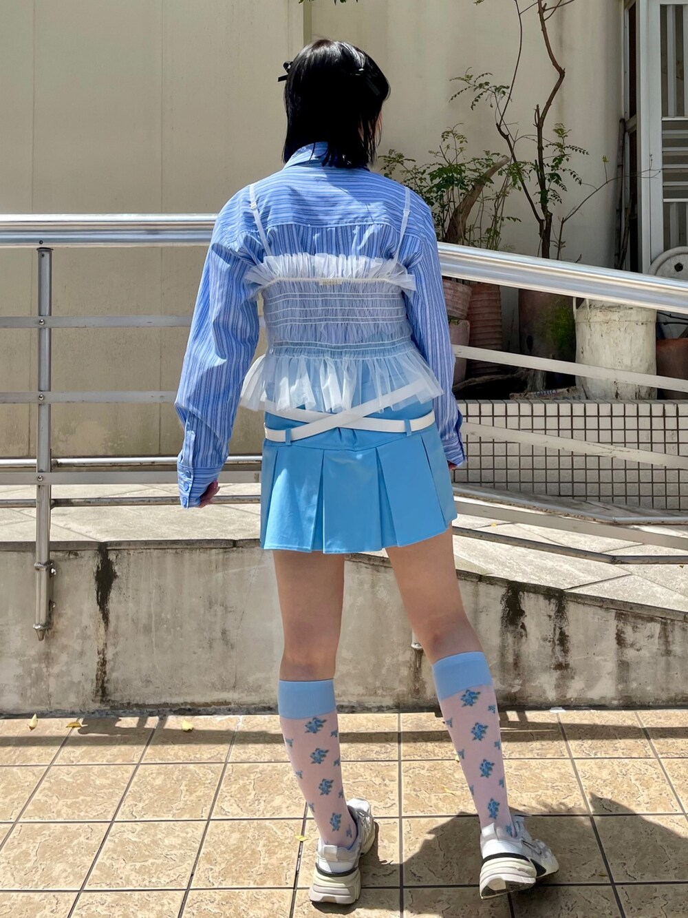 ブルー系のシャツ/ブラウス、ブルー系のスカート、ホワイト系のキャミソールを着用したレディースの春コーディネートの4枚目の写真