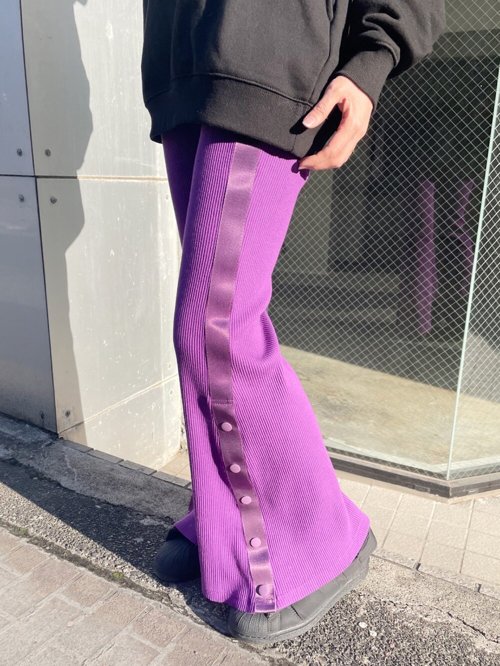 パープル系のその他パンツ、ブラック系のスニーカー、その他のショルダーバッグを着用したレディースの冬コーディネートの4枚目の写真