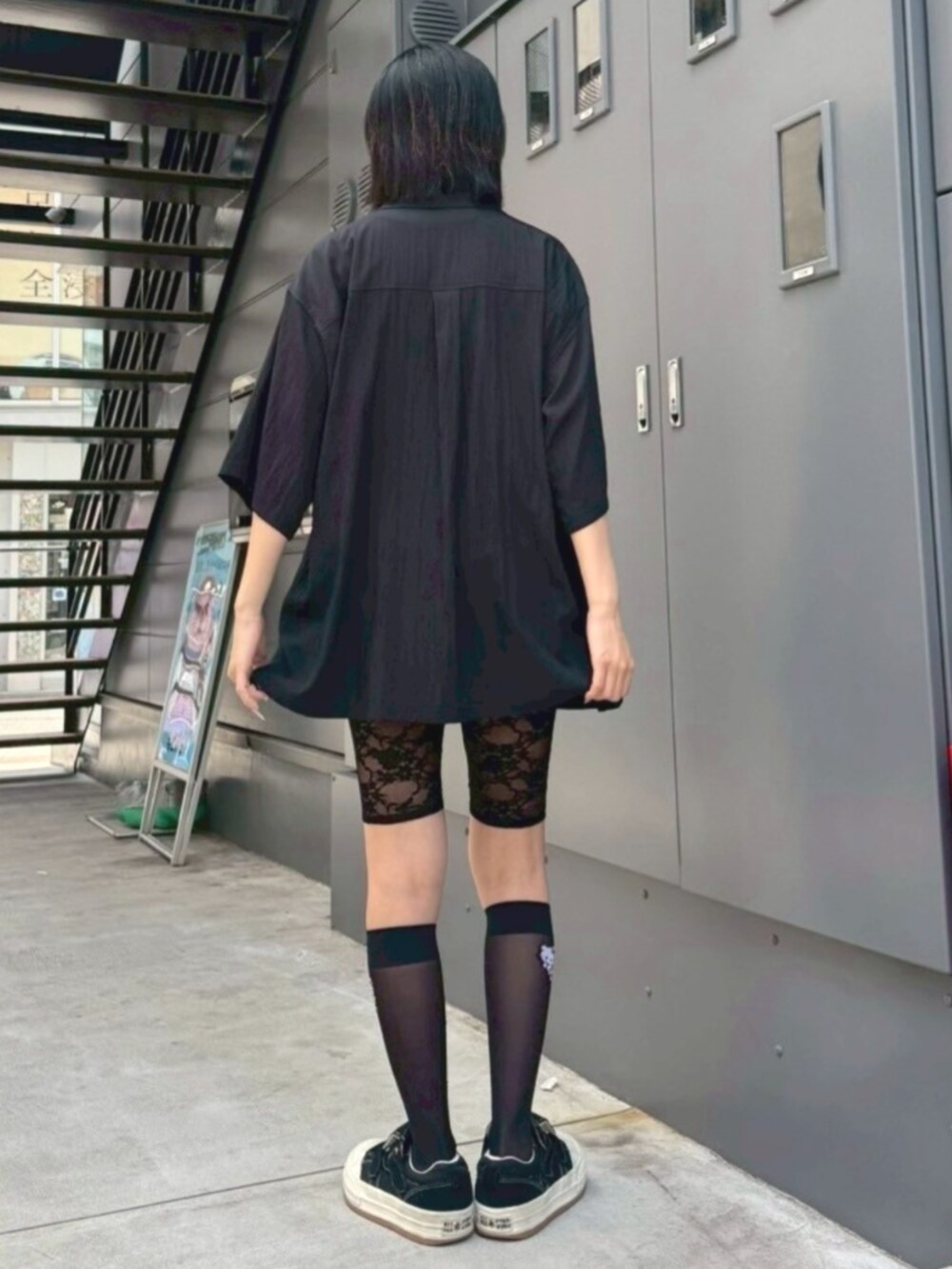ブラック系のその他パンツ、ブラック系のシャツ/ブラウス、ブラック系のソックス/靴下を着用したレディースの夏コーディネートの3枚目の写真