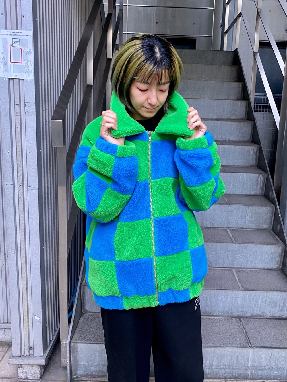 ブラック系のその他パンツ、ブラック系のTシャツ/カットソー、グリーン系のその他アウターを着用したレディースの秋コーディネートの5枚目の写真