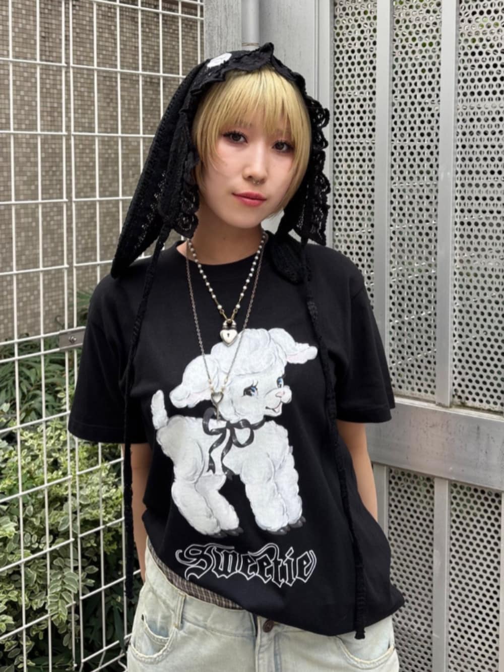 ブルー系のデニムパンツ、ホワイト系のTシャツ/カットソー、ブラック系のソックス/靴下を着用したレディースの夏コーディネートの3枚目の写真