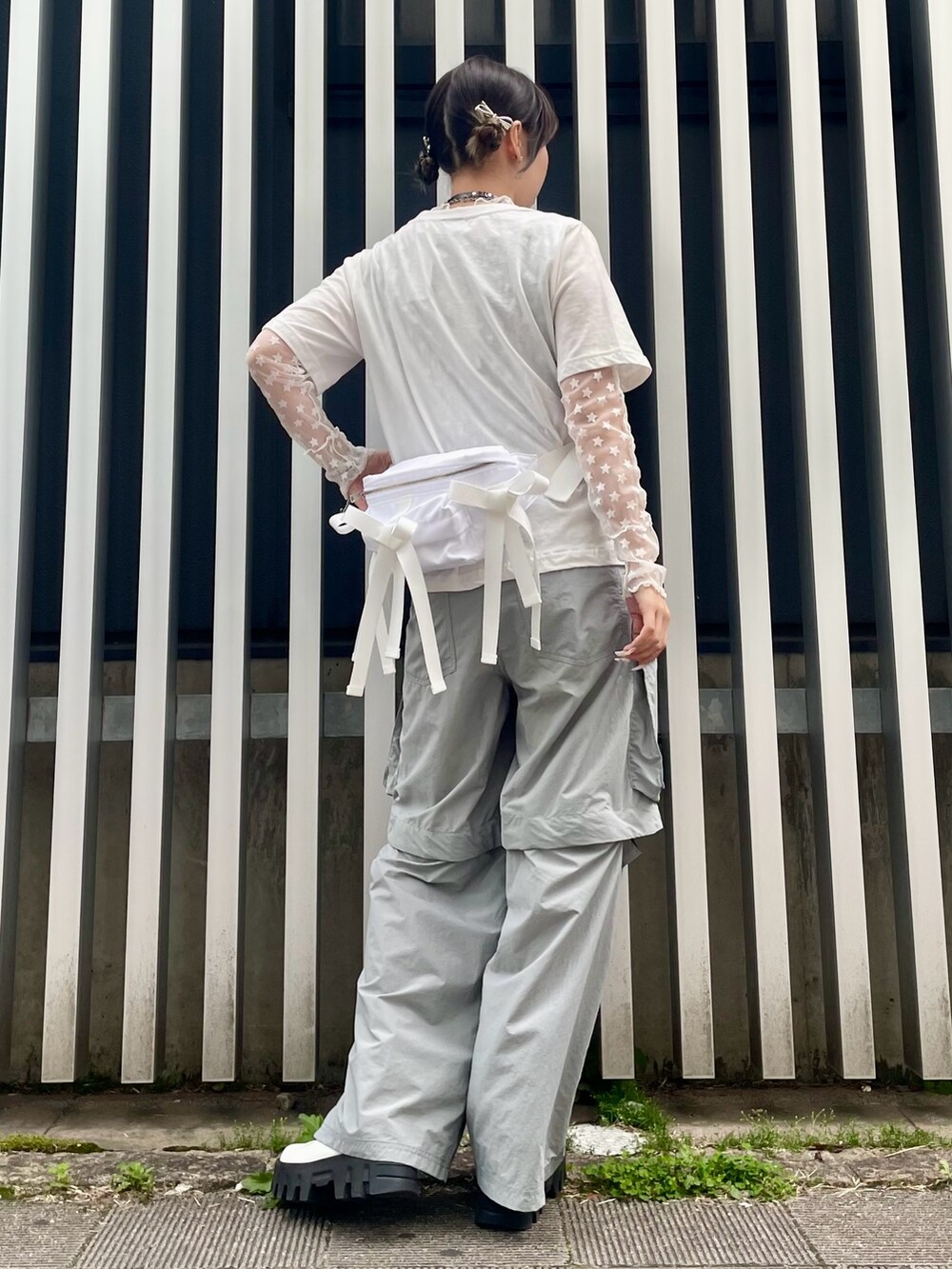 ホワイト系のTシャツ/カットソー、ホワイト系のその他トップス、グレー系のカーゴパンツを着用したレディースの春コーディネートの3枚目の写真