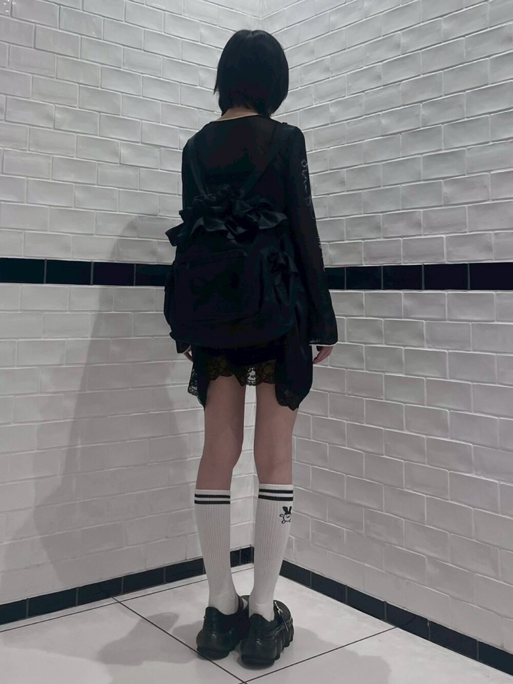 ブラック系のTシャツ/カットソー、ブラック系のワンピース、ブラック系のバックパック/リュックを着用したレディースの夏コーディネートの4枚目の写真