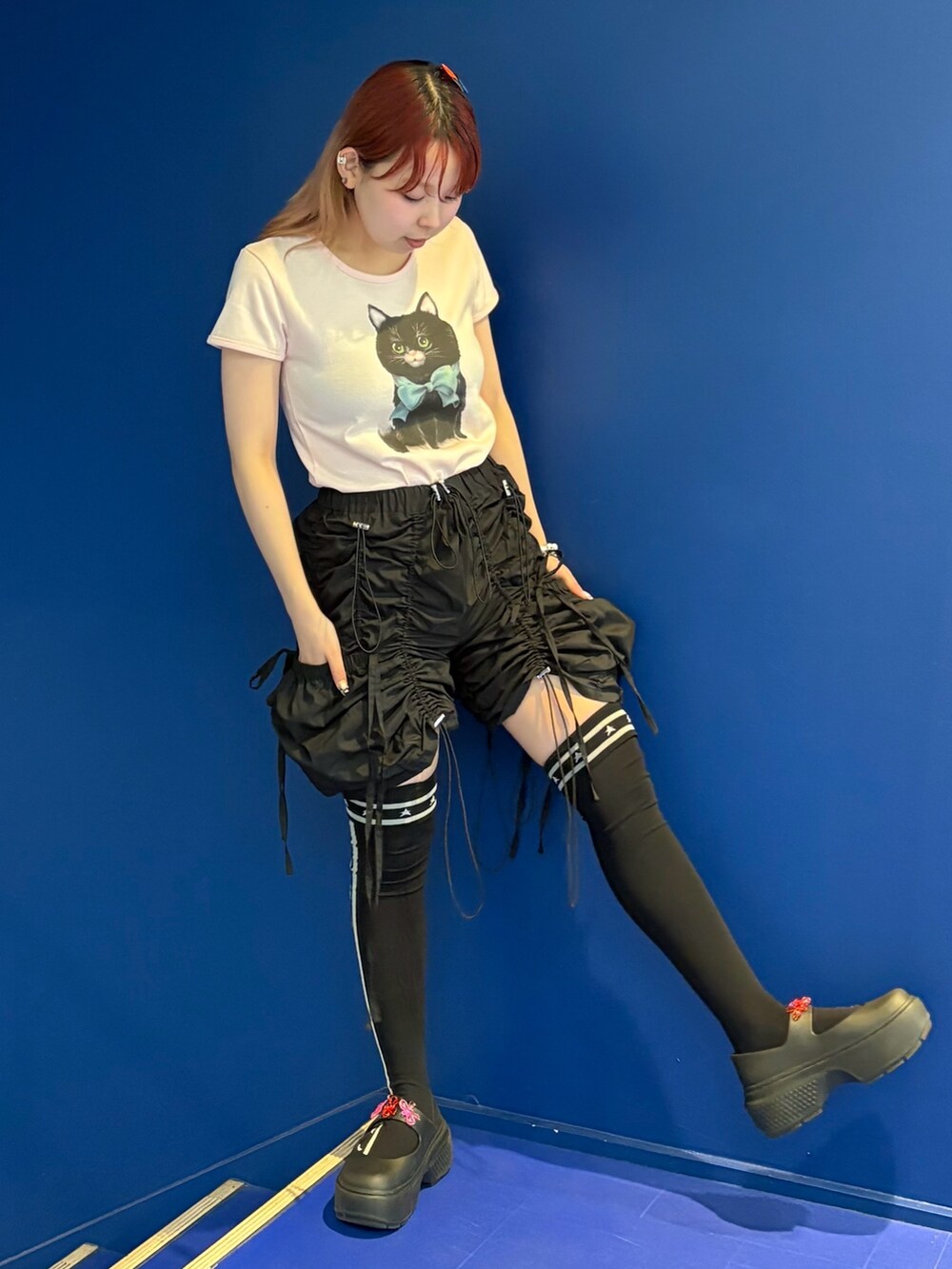 ブラック系のその他パンツ、ピンク系のTシャツ/カットソー、ブラック系のソックス/靴下を着用したレディースの夏コーディネートの4枚目の写真