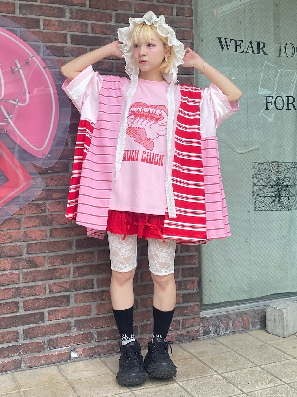 レッド系のその他パンツ、ピンク系のTシャツ/カットソー、ホワイト系のハットを着用したレディースの夏コーディネートの2枚目の写真