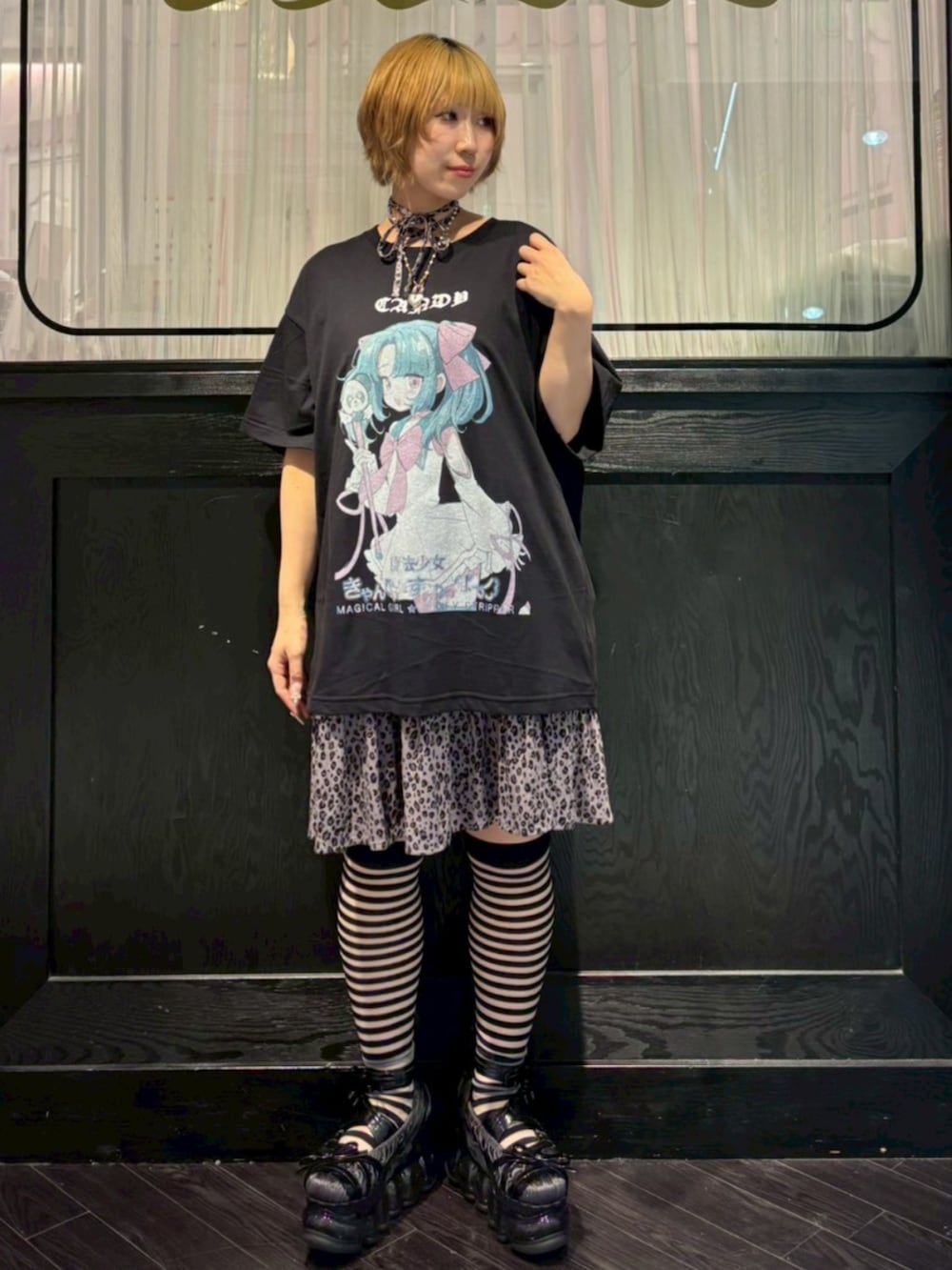 ブラック系のTシャツ/カットソー、グレー系のワンピース、ブラック系のソックス/靴下を着用したレディースの春コーディネートの2枚目の写真