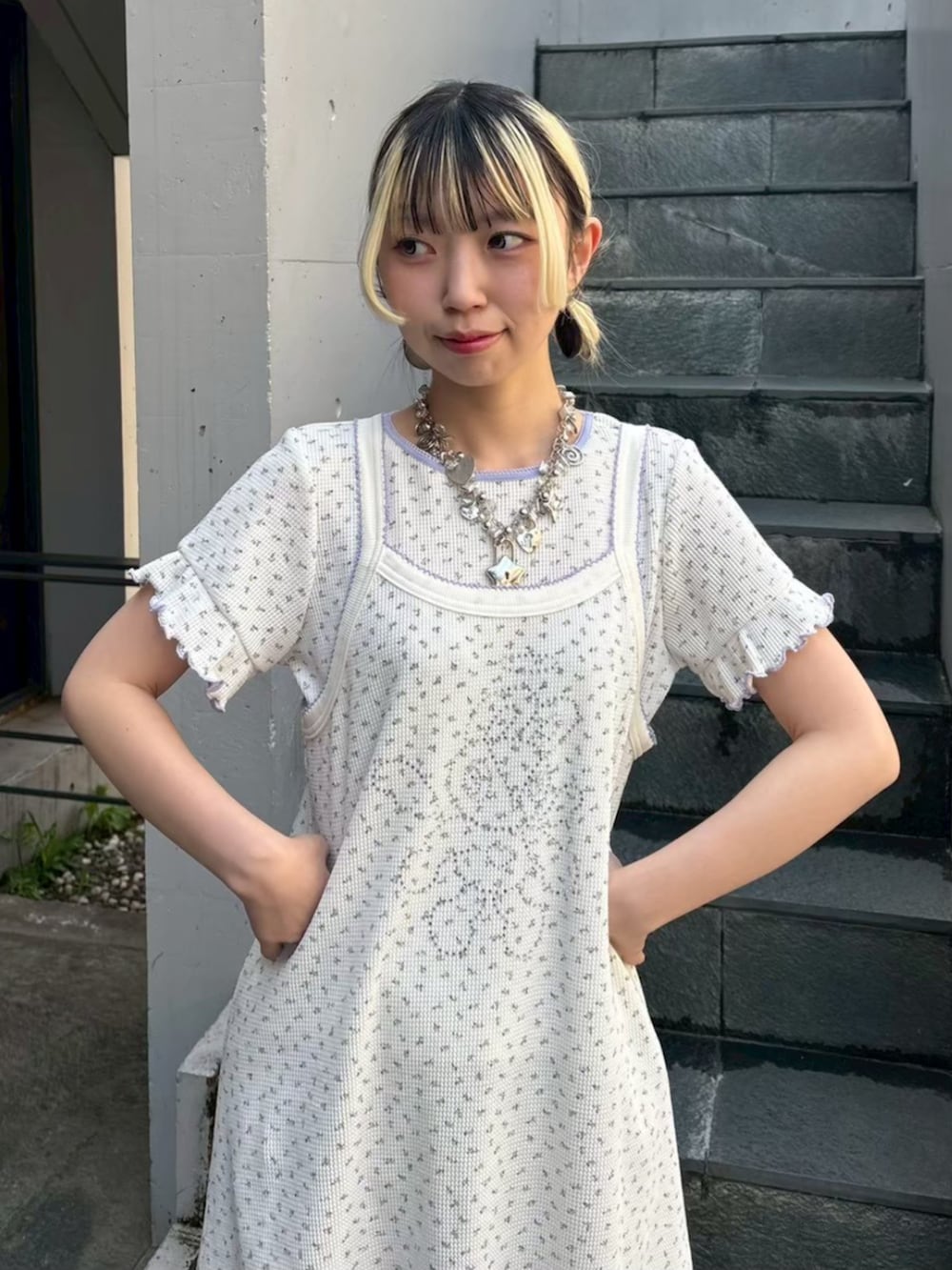 ブルー系のデニムパンツ、ホワイト系のTシャツ/カットソーを着用したレディースの夏コーディネートの4枚目の写真