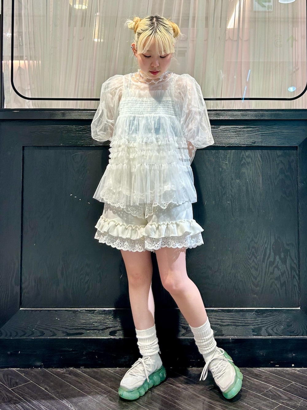 ホワイト系のその他パンツ、ホワイト系のその他トップス、ホワイト系のシャツ/ブラウスを着用したレディースの春コーディネートの2枚目の写真