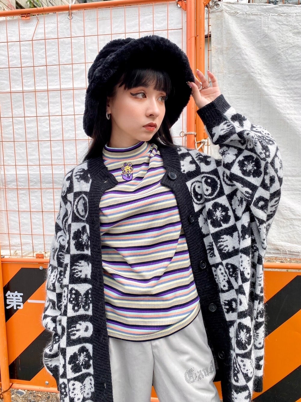 ブラック系のカーディガン/ボレロ、ブラック系のその他トップス、グレー系のその他パンツを着用したレディースの秋コーディネートの5枚目の写真