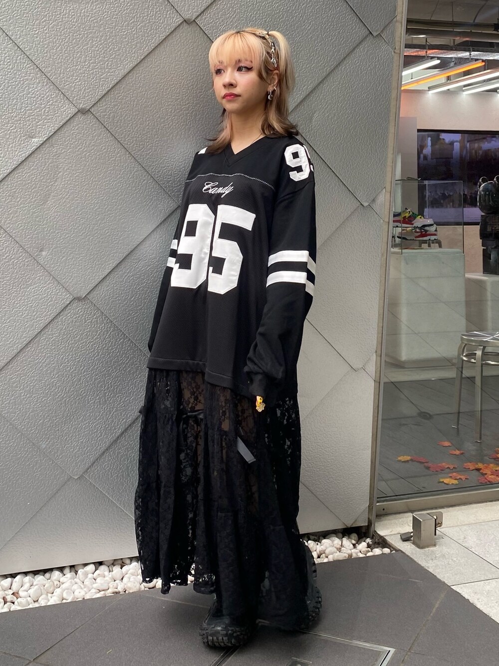 ホワイト系のその他アウター、ブラック系のワンピース、ブラック系のソックス/靴下を着用したレディースの秋コーディネートの4枚目の写真