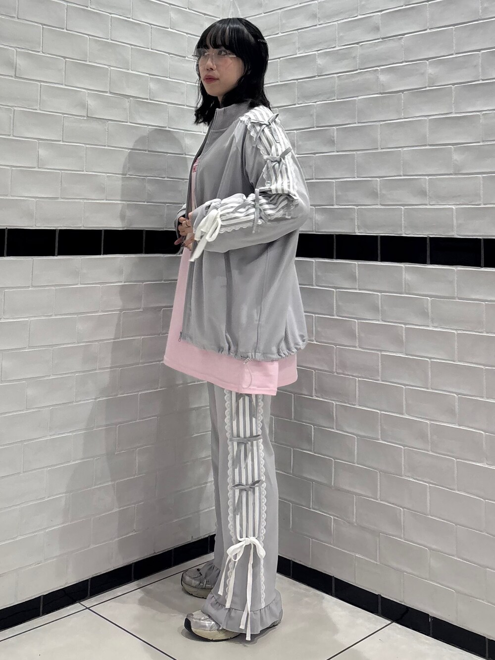 グレー系のその他パンツ、ホワイト系のTシャツ/カットソー、グレー系のブルゾンを着用したレディースの冬コーディネートの3枚目の写真