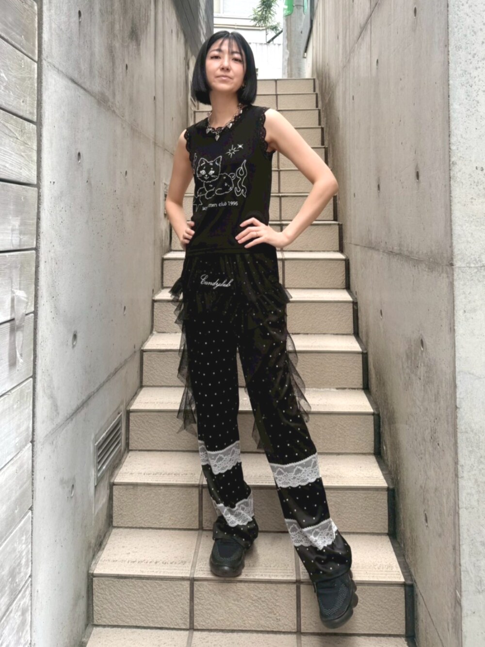 ブラック系のブルゾン、ブラック系のタンクトップ、ブラック系のその他パンツを着用したレディースの春コーディネートの3枚目の写真