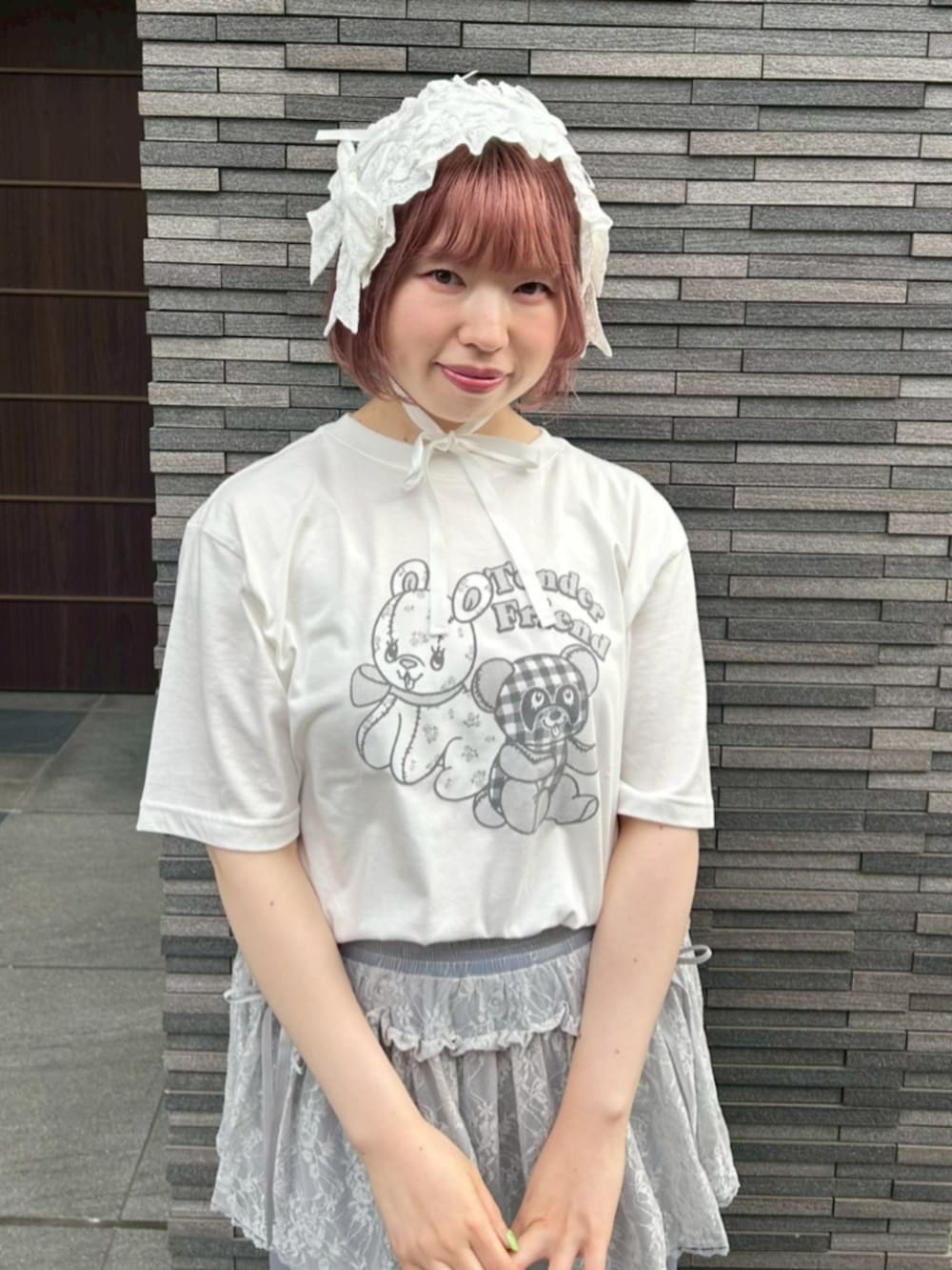 ホワイト系のTシャツ/カットソー、グレー系のその他パンツ、ホワイト系のニットキャップ/ビーニーを着用したレディースの夏コーディネートの3枚目の写真