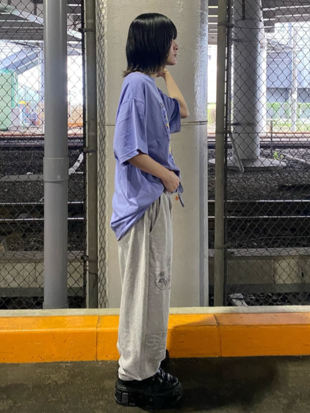 ブルー系のTシャツ/カットソー、グレー系のスウェットパンツを着用したレディースの夏コーディネートの2枚目の写真