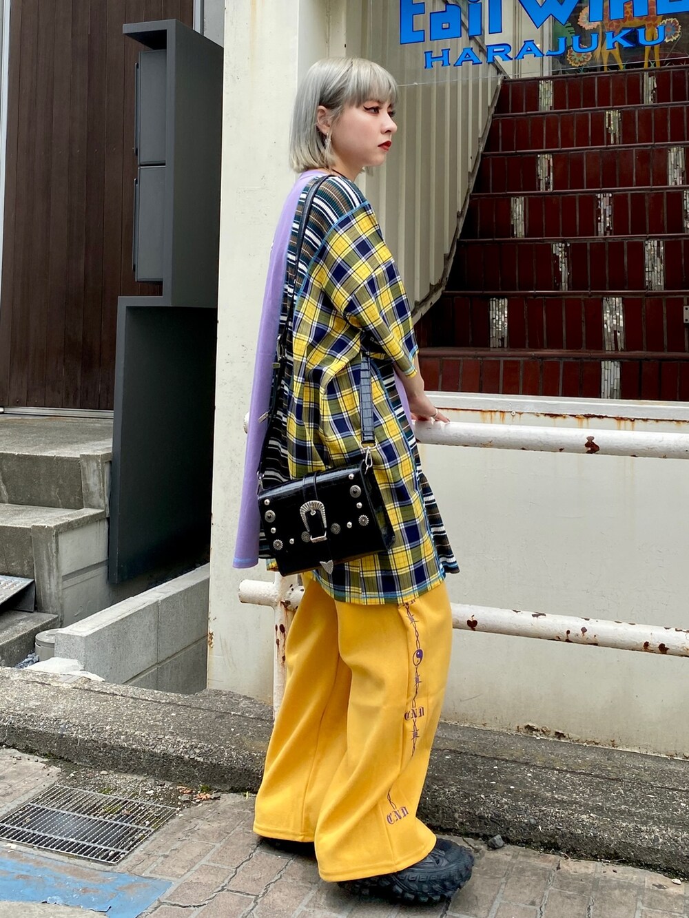 パープル系のTシャツ/カットソー、イエロー系のその他パンツ、ブラック系のショルダーバッグを着用したレディースの夏コーディネートの3枚目の写真