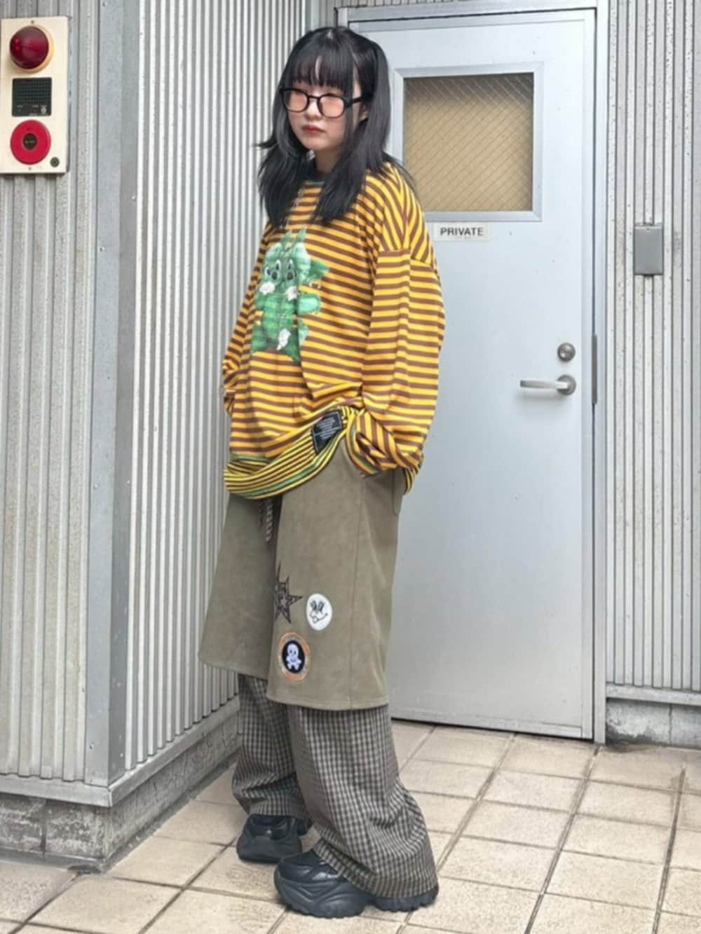 イエロー系のTシャツ/カットソーを着用したレディースの秋コーディネートの3枚目の写真
