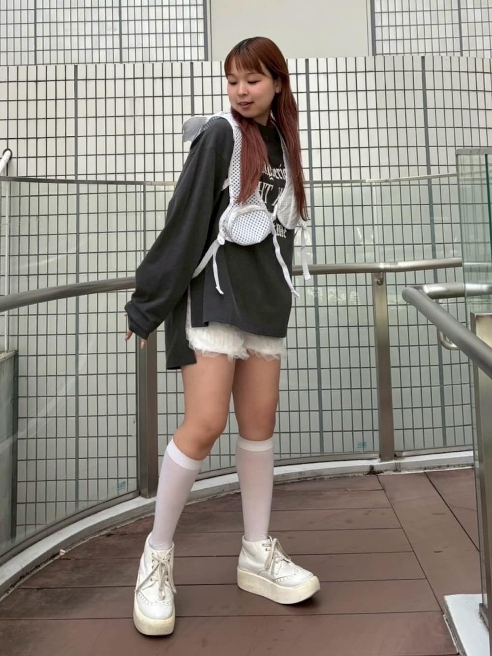 グレー系のTシャツ/カットソー、ホワイト系のその他パンツ、ホワイト系のバックパック/リュックを着用したレディースの秋コーディネートの2枚目の写真