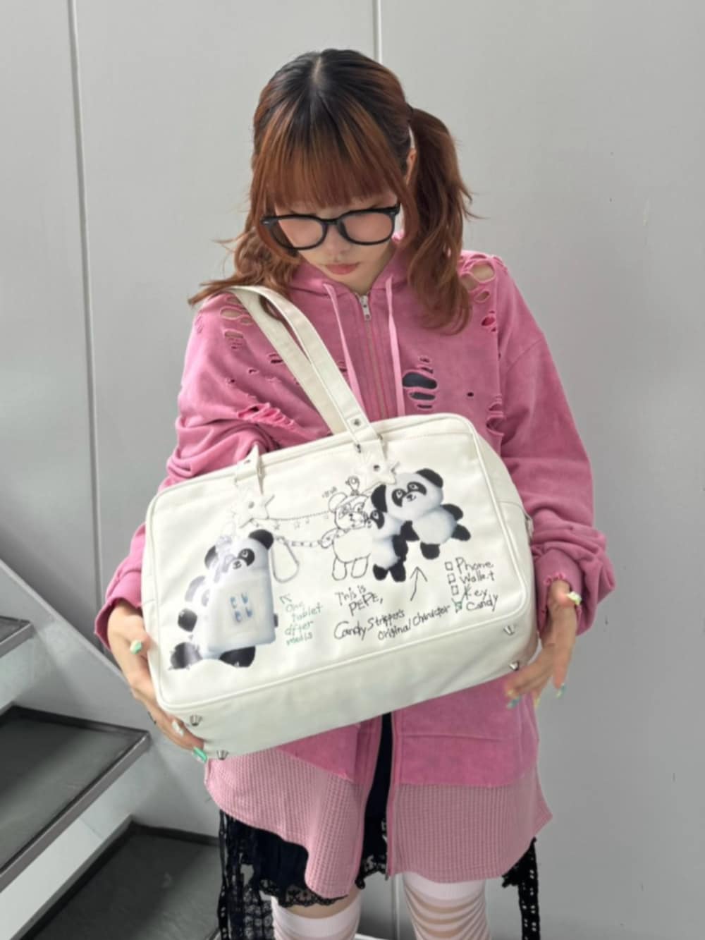 ブラック系のその他パンツ、ピンク系のパーカー、ホワイト系のボストンバッグを着用したレディースの秋コーディネートの4枚目の写真