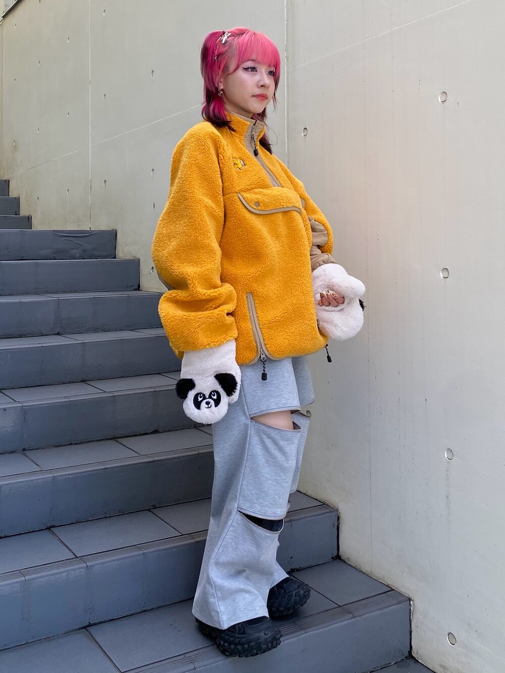 「Candy Stripper、ミトン、フェイクファー、アノラック、プルオーバー、ボア、トラックパンツ、ファスナー、ストリート、テーマパークコーデ」｜「Candy StripperのPEPE FUR ミトン（手袋、ホワイト系）」を使った、CandyStripperさん（レディース・148cm）の秋コーディネートの3枚目の写真