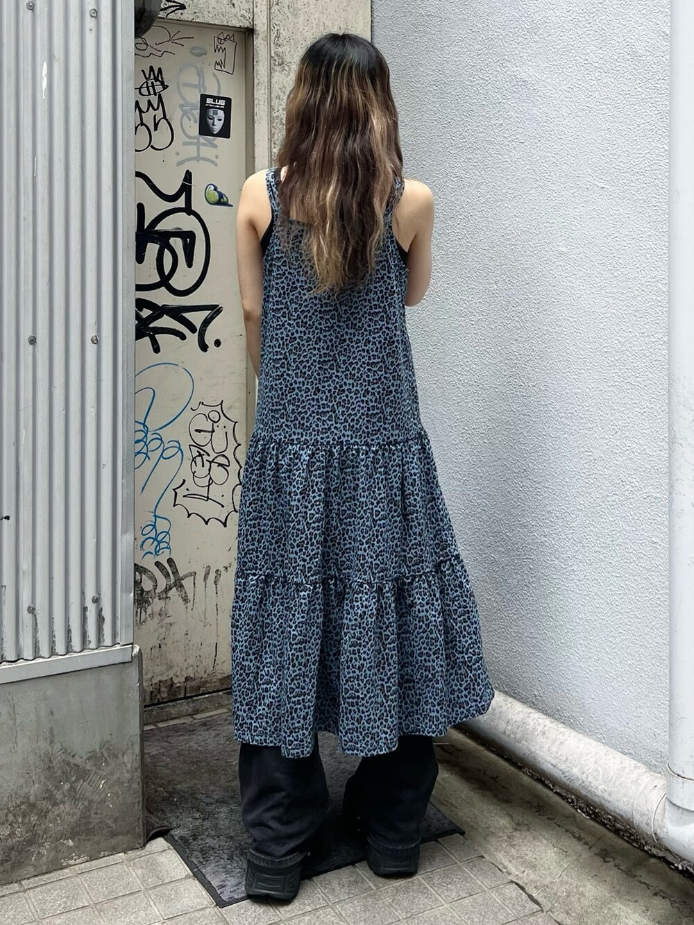 ブルー系のワンピース、ブラック系のキャミソールを着用したレディースの夏コーディネートの4枚目の写真