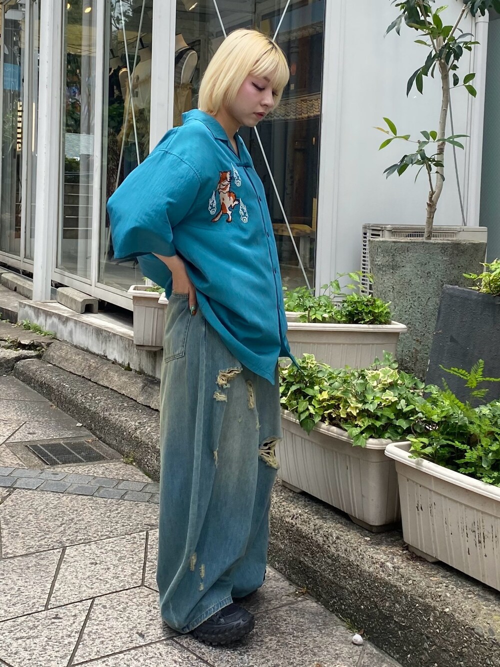 ブルー系のデニムパンツ、ブルー系のシャツ/ブラウスを着用したレディースの夏コーディネートの4枚目の写真