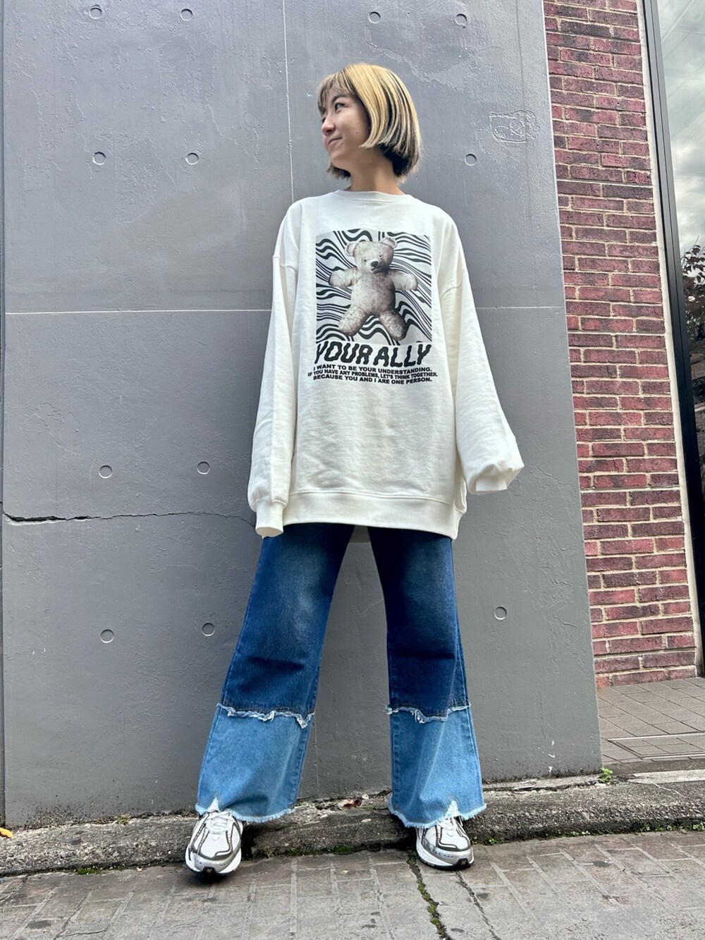 ブルー系のデニムジャケット、ブルー系のデニムパンツ、ホワイト系のスウェットを着用したレディースの冬コーディネートの4枚目の写真