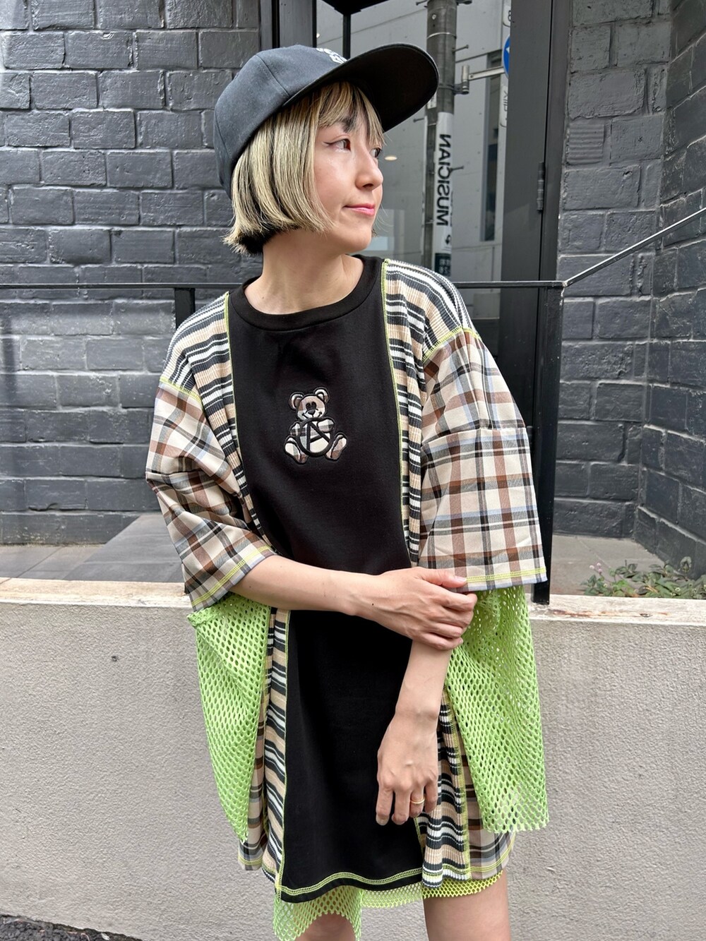 ホワイト系のシューズ、グリーン系のその他トップス、ブラック系のTシャツ/カットソーを着用したレディースの夏コーディネートの5枚目の写真