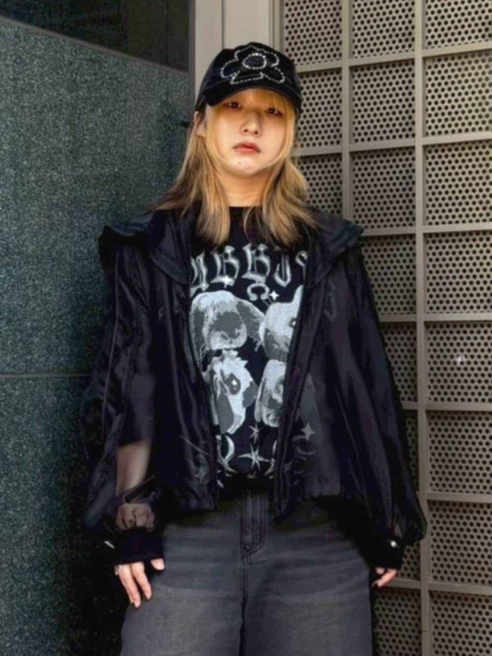 ブラック系のデニムパンツ、ブラック系のブルゾン、ブラック系のTシャツ/カットソーを着用したレディースの春コーディネートの4枚目の写真