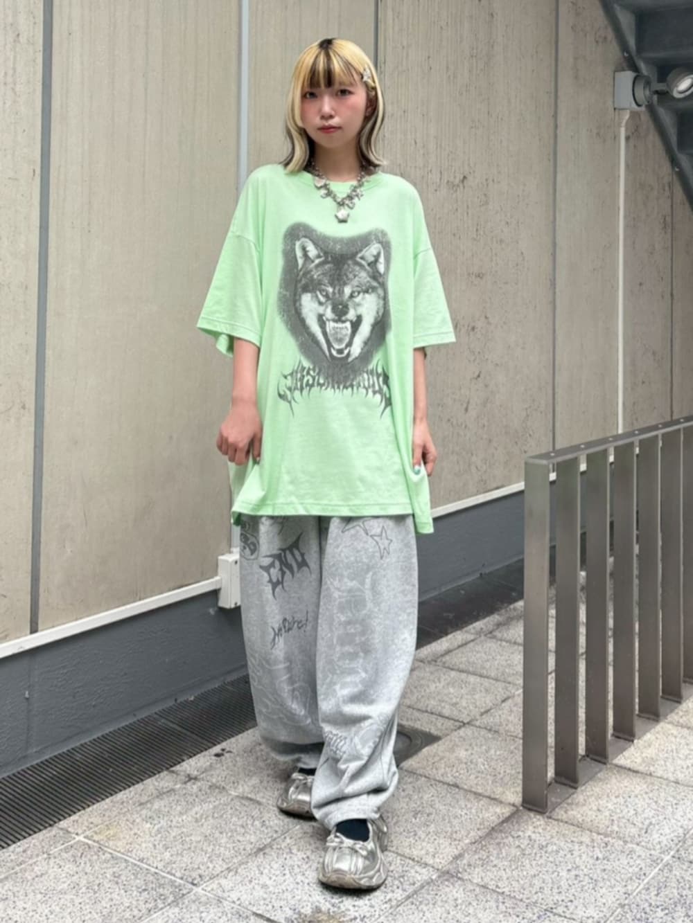 グリーン系のTシャツ/カットソー、グレー系のスウェットパンツを着用したレディースの夏コーディネートの2枚目の写真