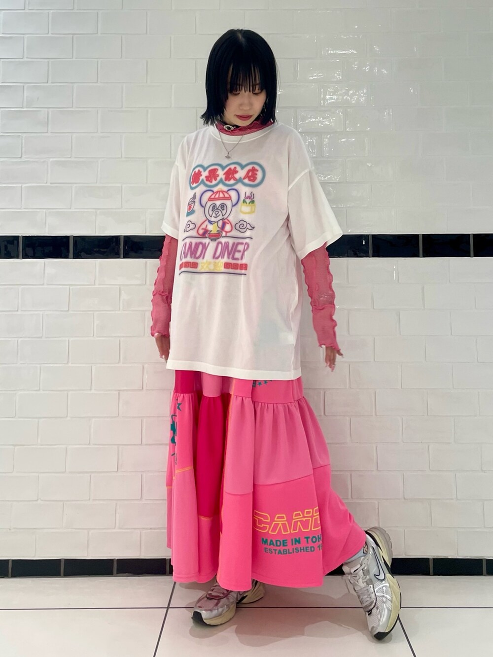 ピンク系のその他トップス、ホワイト系のTシャツ/カットソー、ピンク系のワンピースを着用したレディースの春コーディネートの2枚目の写真