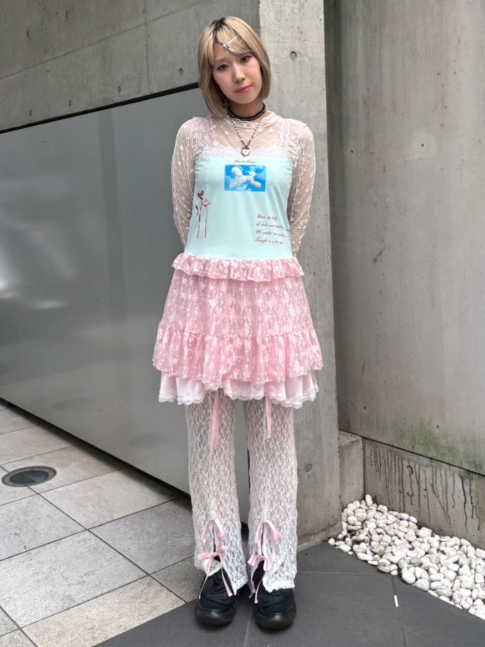 ホワイト系のその他トップス、グリーン系のワンピース、ピンク系のその他パンツを着用したレディースの夏コーディネートの3枚目の写真