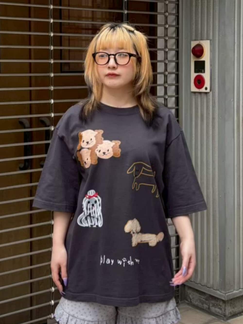 グレー系のその他パンツ、ブラック系のTシャツ/カットソーを着用したレディースの夏コーディネートの3枚目の写真