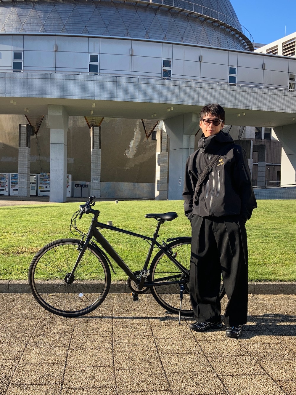 ブラック系のスニーカー、ブラック系のナイロンジャケットを着用したメンズの秋コーディネートの3枚目の写真