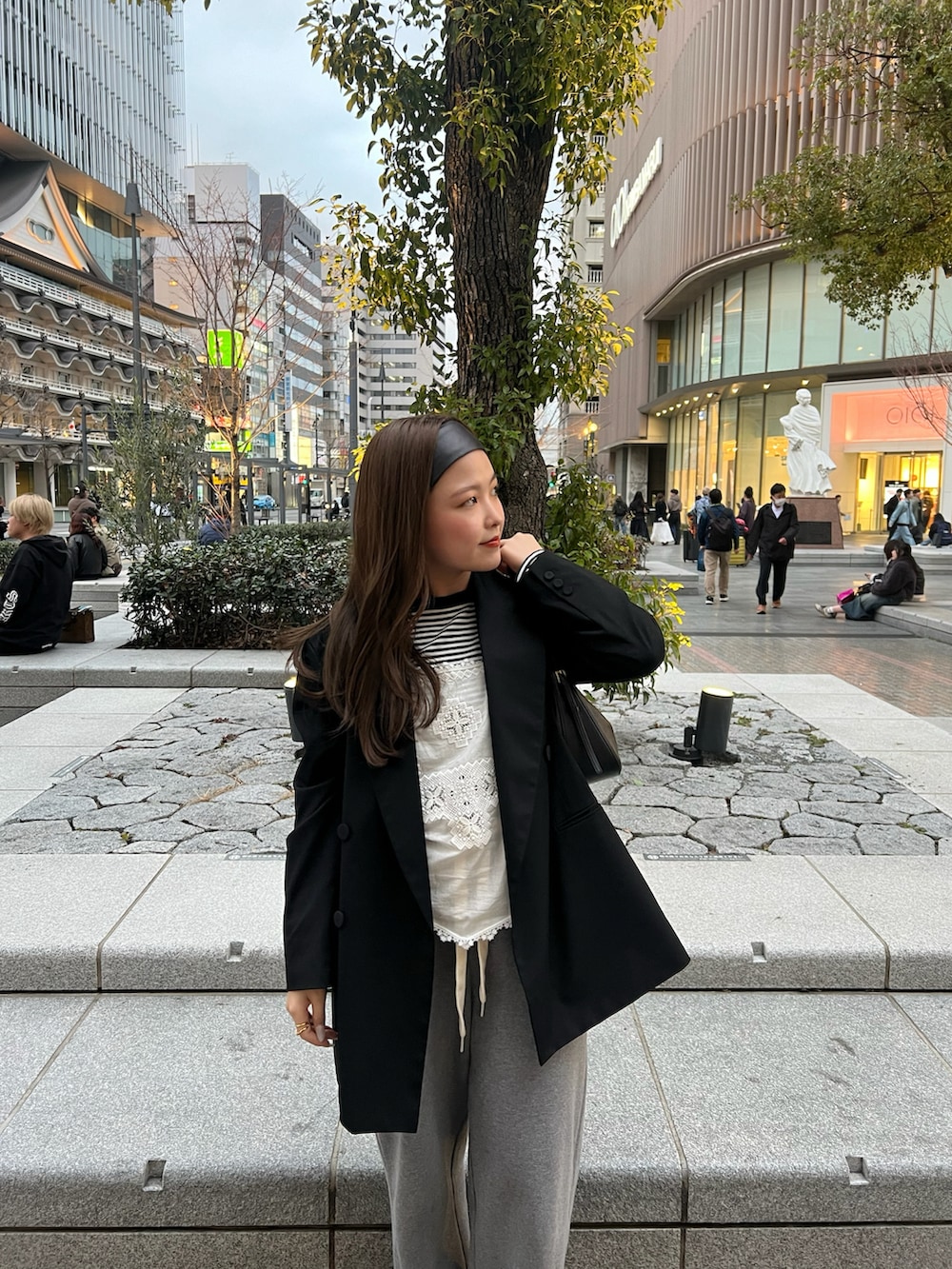 ブラック系のテーラードジャケットを着用したレディースの冬コーディネートの2枚目の写真