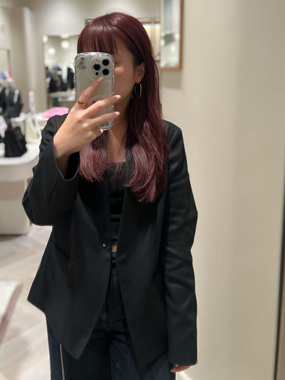 ブルー系のデニムパンツを着用したレディースの秋コーディネートの2枚目の写真