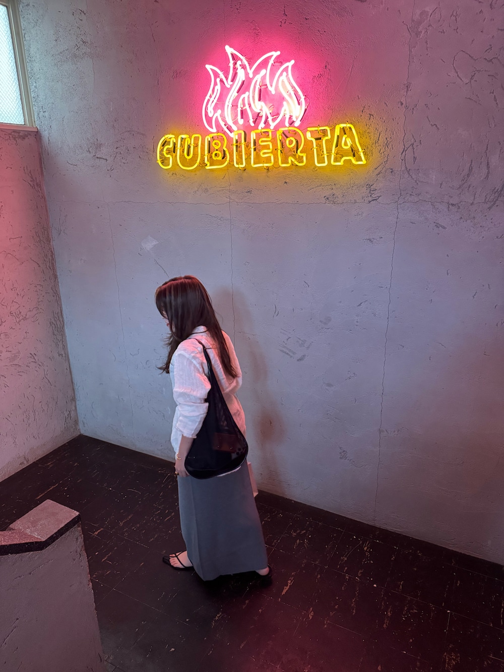 ホワイト系のシャツ/ブラウスを着用したレディースの夏コーディネートの3枚目の写真