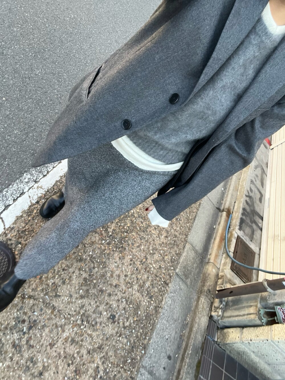 「ADAM ET ROPE'のシングルプレストオーバージャケット（テーラードジャケット、グレー系）」を使った、Manaeさん（レディース・155cm）の秋コーディネートの2枚目の写真
