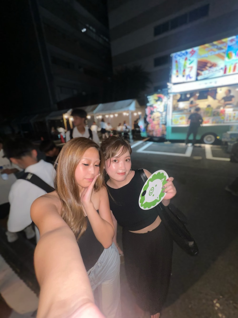 ブラック系のニット/セーターを着用したレディースの夏コーディネートの2枚目の写真