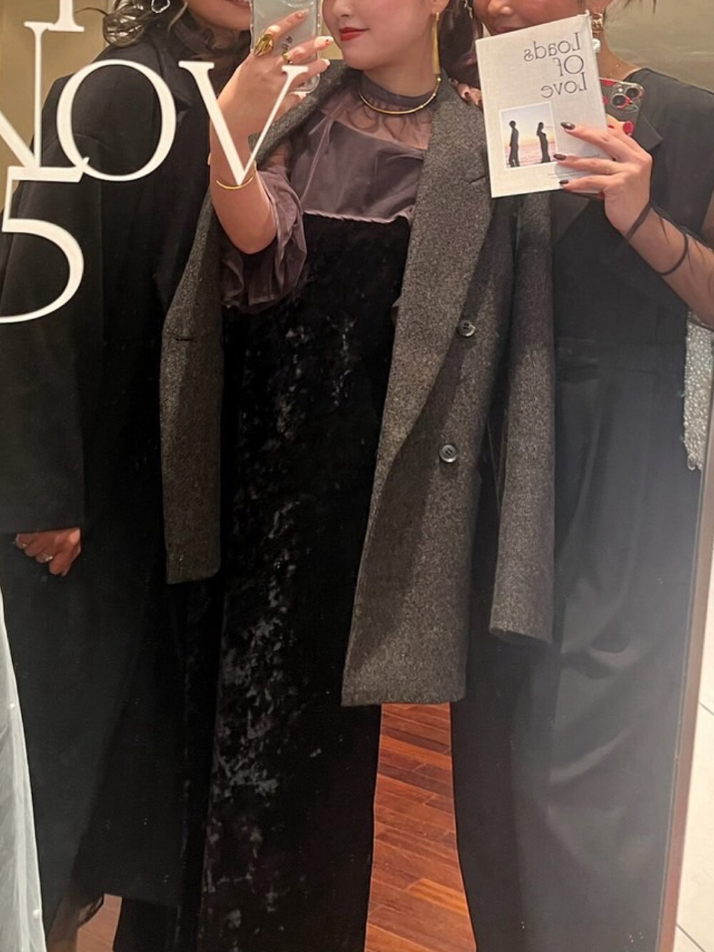 ブラック系のワンピースを着用したレディースの秋コーディネートの3枚目の写真