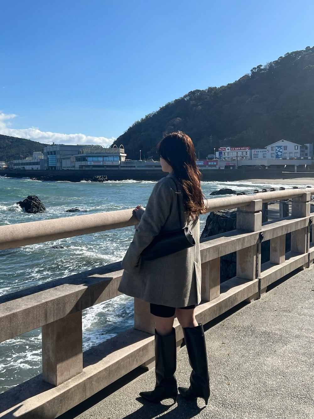 グレー系のテーラードジャケットを着用したレディースの冬コーディネートの2枚目の写真