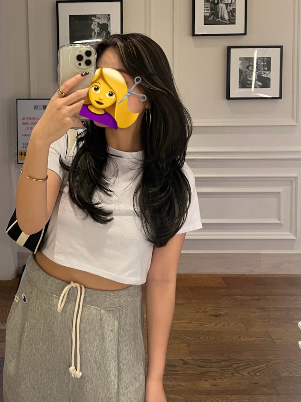 グレー系のスウェットパンツを着用したレディースの春コーディネートの2枚目の写真