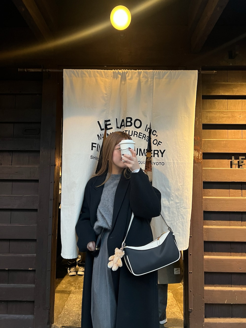 「SALON adam et rope'のピュアラムウールリバーロングコート（その他アウター、ブラック系）」を使った、Manaeさん（レディース・155cm）の冬コーディネートの3枚目の写真