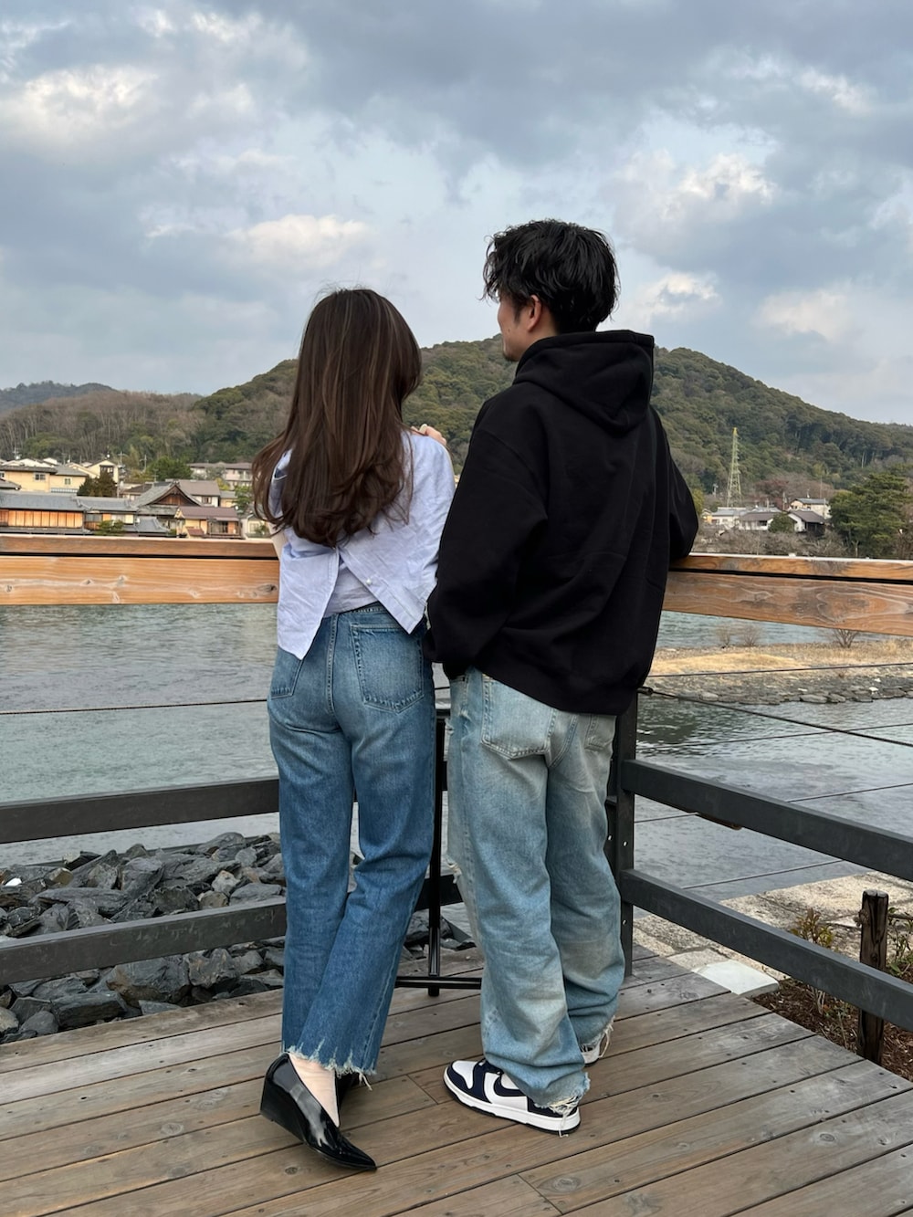ブルー系のデニムパンツ、ブルー系のシャツ/ブラウス、ブラック系のパンプスを着用したレディースの春コーディネートの3枚目の写真