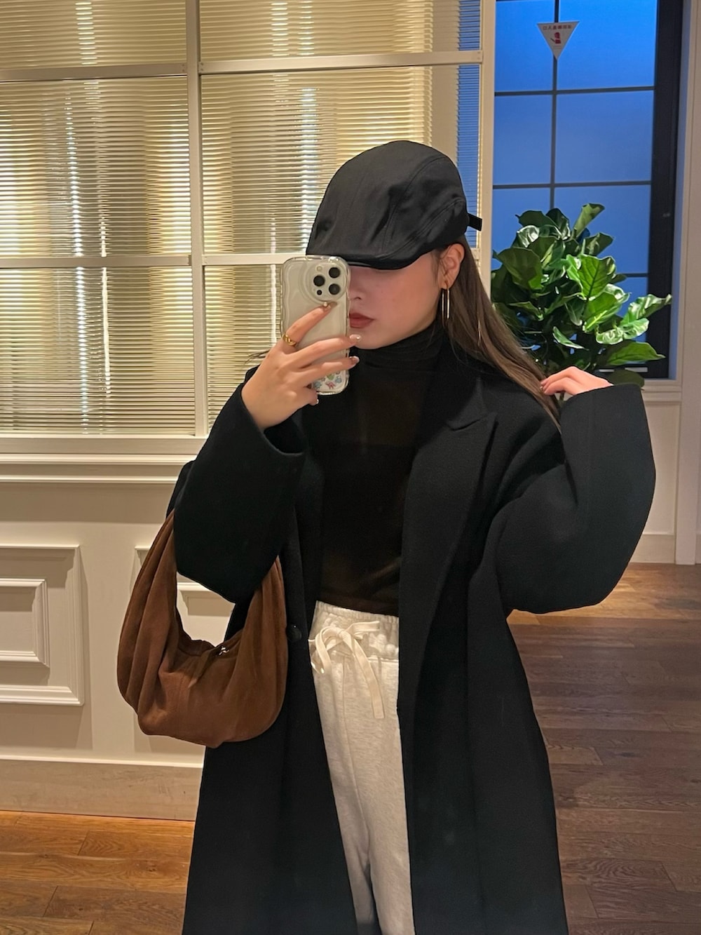 ブラック系のその他アウターを着用したレディースの冬コーディネートの2枚目の写真