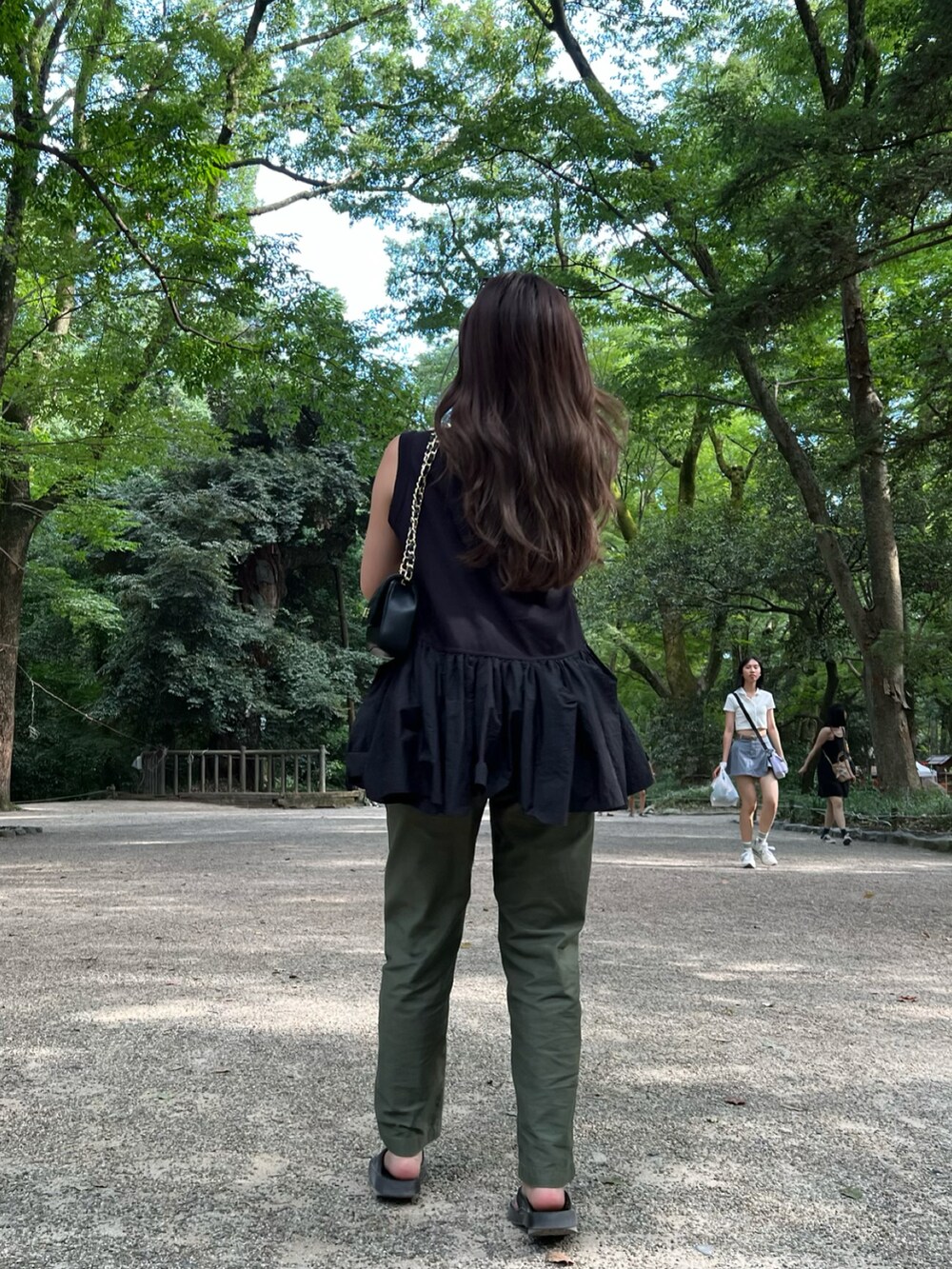 ブラック系のTシャツ/カットソー、グリーン系のその他パンツ、ブラック系のサンダルを着用したレディースの夏コーディネートの2枚目の写真