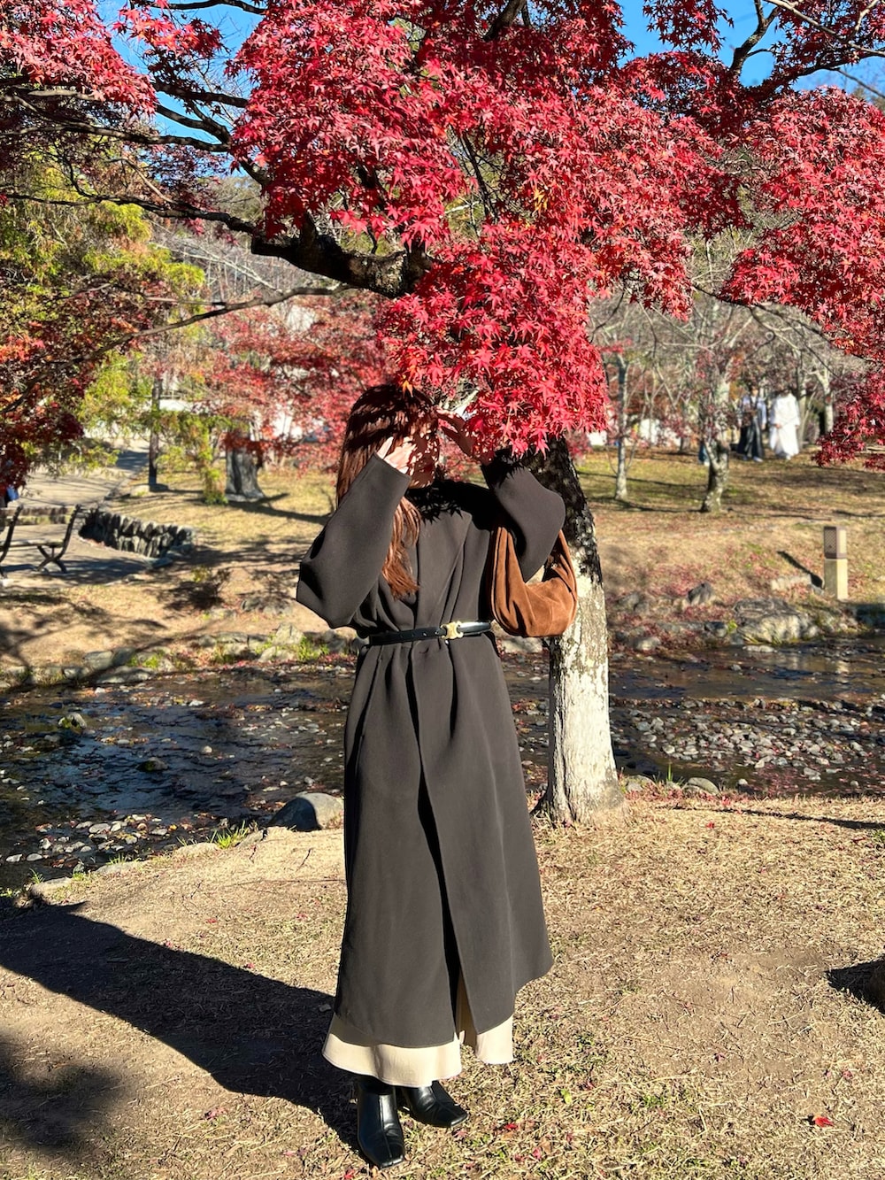 グレー系のジャケット/アウターを着用したレディースの冬コーディネートの2枚目の写真