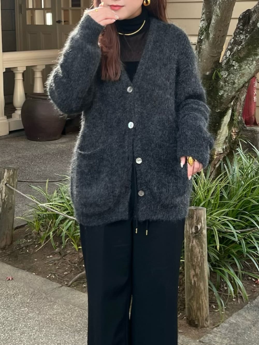 ブラック系のその他パンツを着用したレディースの冬コーディネートの3枚目の写真