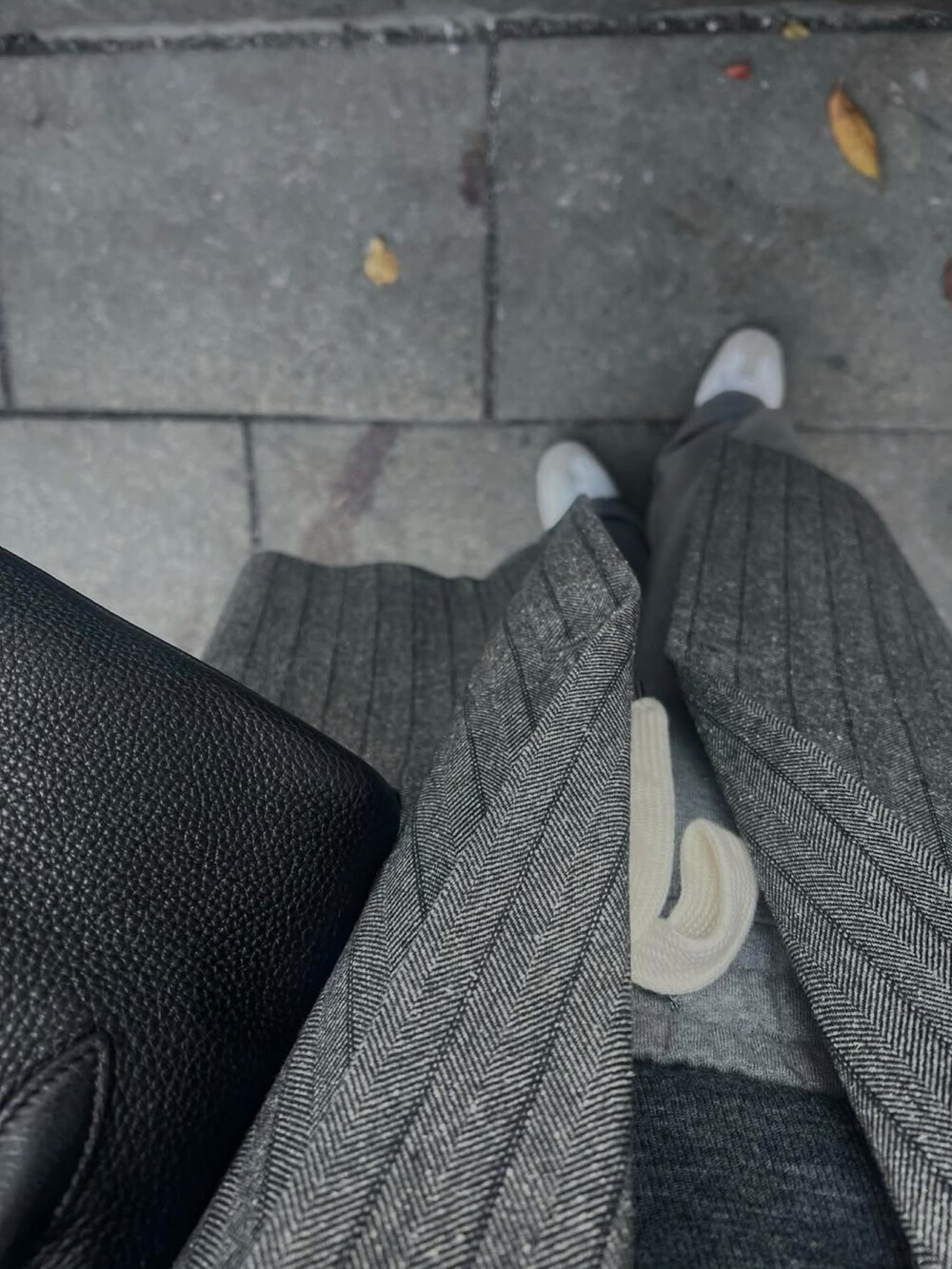 グレー系のテーラードジャケットを着用したレディースの秋コーディネートの2枚目の写真