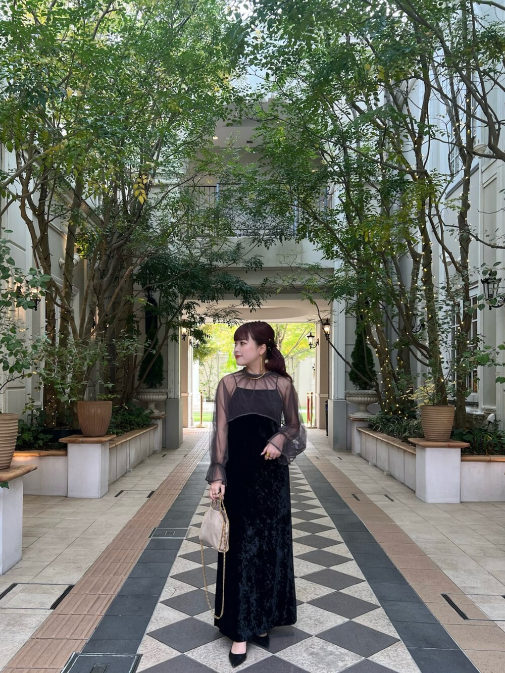 ブラック系のワンピースを着用したレディースの秋コーディネートの2枚目の写真